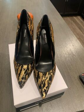 Nine West Gold and Black Sequin Leopard Pointed Pumps